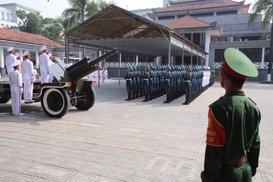 Lực lượng chuẩn bị cho lễ truy điệu nguyên Tổng Bí thư Đỗ Mười. (Ảnh: Minh Sơn/Vietnam+)