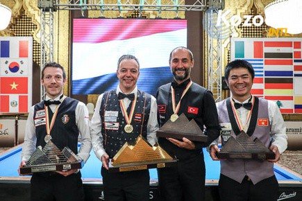 Cơ thủ Nguyễn Quốc Nguyện (phải) xếp đồng hạng ba tại giải Billiards carom 3 băng vô địch thế giới