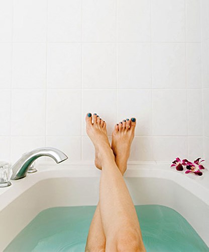 Thư giãn trong bồn tắm là một thói quen tự chăm sóc bản thân mà chúng ta có thể duy trì. Ngâm mình trong nước ấm có rất nhiều lợi ích cho sức khỏe