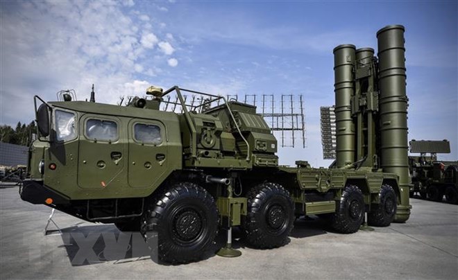 Hệ thống tên lửa S-400 của Nga được trưng bày tại Diễn đàn kỹ thuật quân sự quốc tế ở ngoại ô Moskva, Nga năm 2017. (Ảnh: AFP/TTXVN)