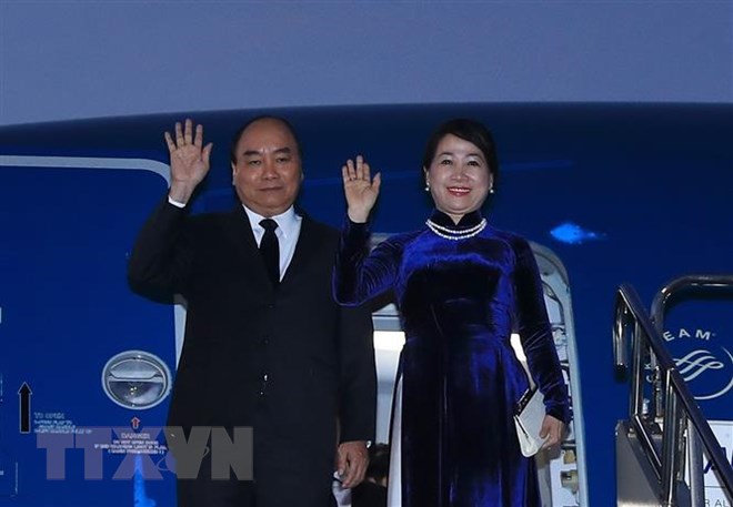 Thủ tướng Nguyễn Xuân Phúc và Phu nhân tại sân bay quốc tế Haneda, Tokyo. (Ảnh: Thống Nhất/TTXVN)