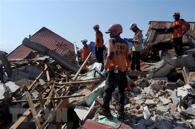 Lực lượng cứu hộ tìm kiếm nạn nhân dưới đống đổ nát sau thảm họa động đất và sóng thần ở Palu, tỉnh Trung Sulawesi, Indonesia ngày 3/10/2018. (Ảnh: THX/TTXVN)