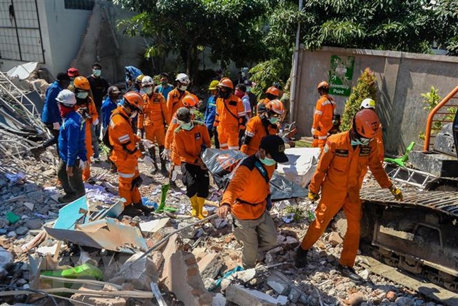 Lực lượng cứu hộ tìm thấy một thi thể nạn nhân sau thảm họa động đất và sóng thần ở Palu, tỉnh Trung Sulawesi, Indonesia. (Ảnh: THX/TTXVN)