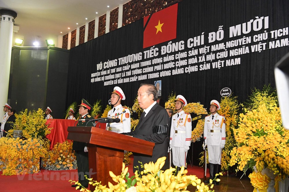 Phó Thủ tướng Thường trực Chính phủ Trương Hòa Bình điều hành lễ truy điệu. (Ảnh: Minh Sơn/Vietnam+)