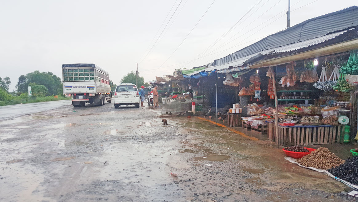 Chợ nông sản Thạnh Hóa tuy được chấn chỉnh nhưng vẫn còn hộ dân lén lút bày bán, giết mổ chim, cò gây phản cảm