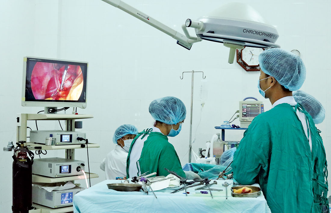 Phẫu thuật nội soi cắt túi mật tại Trung tâm Y tế huyện Tân Hưng đạt kết quả tốt, tạo niềm tin cho người dân vùng biên giới