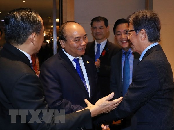 Thủ tướng Nguyễn Xuân Phúc và các đại biểu tham dự tọa đàm. (Ảnh: Thống Nhất/TTXVN)