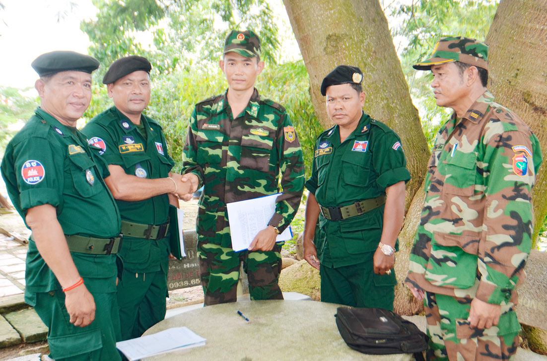 Đồn Biên phòng Sông Trăng và Đồn Cảnh sát bảo vệ biên giới của Campuchia ký biên bản tuần tra song phương
