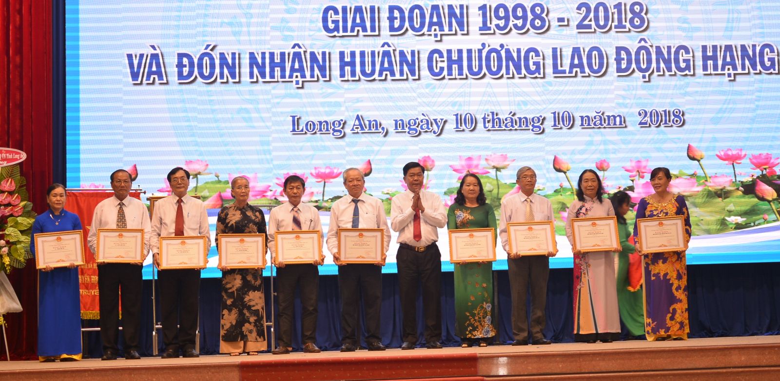 Hội Khuyến học Long An đón nhận Huân chương Lao động hạng Nhì