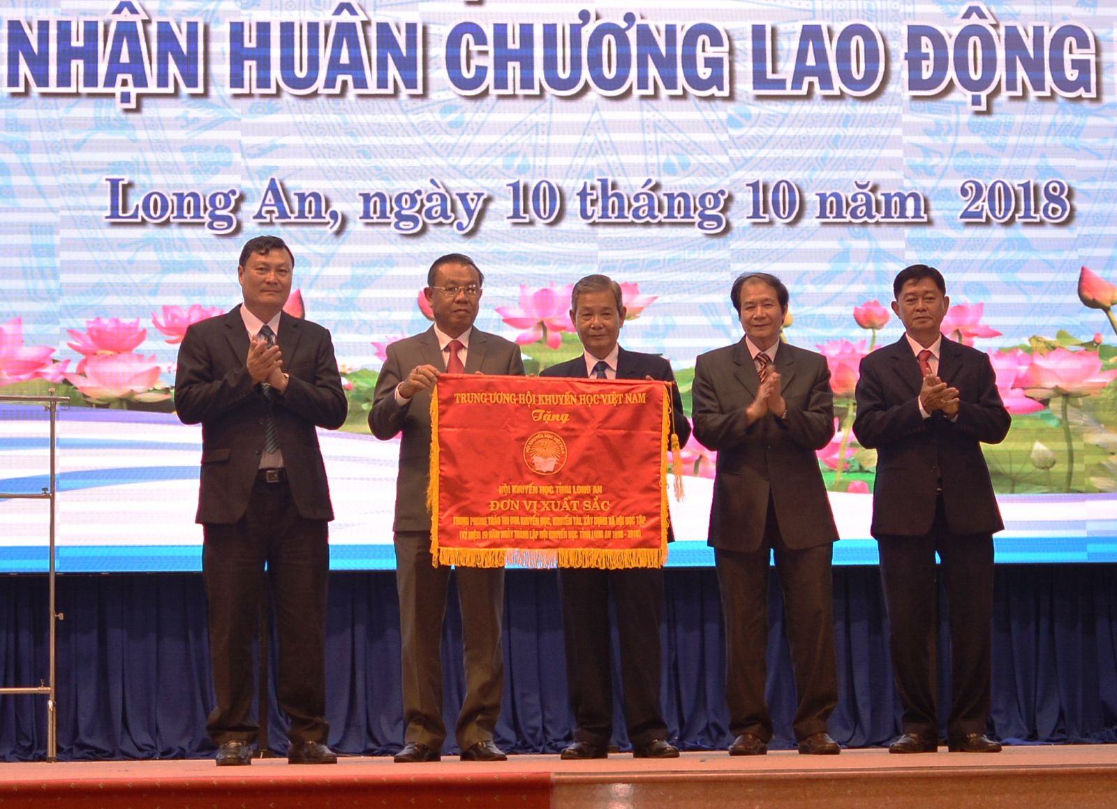 Hội Khuyến học Long An đón nhận Huân chương Lao động hạng Nhì