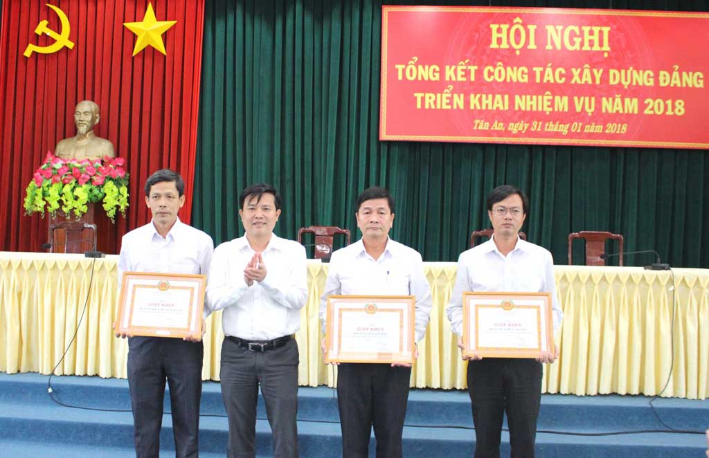 Trưởng ban Tổ chức Tỉnh ủy - Nguyễn Thanh Hải tặng giấy khen cho 3 tập thể hoàn thành xuất sắc nhiệm vụ năm 2017. Ảnh: Hữu Bằng