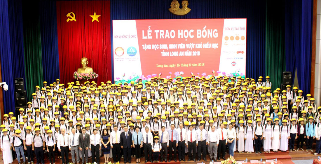 Từ năm 2007 đến nay, Công ty 4 Oranges trao hơn 4.700 suất học bổng cho học sinh nghèo hiếu học với tổng kinh phí trên 12 tỉ đồng