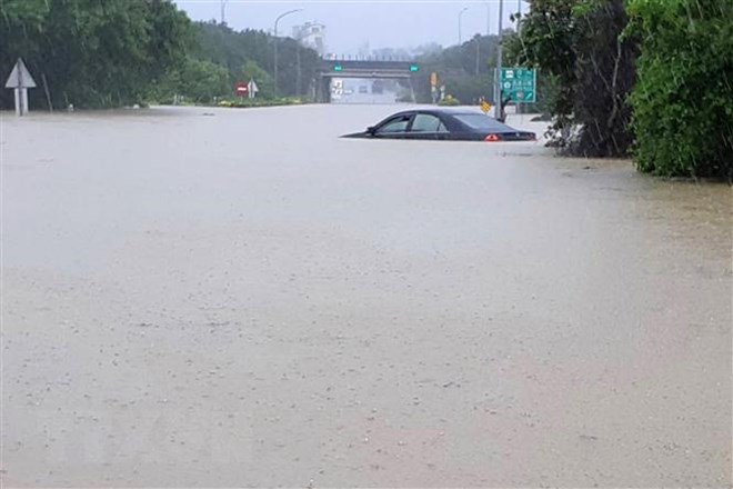 Ngập lụt do mưa lớn tại huyện Chiayi, miền Trung Đài Loan (Trung Quốc) ngày 24/8. (Ảnh: AFP/TTXVN)