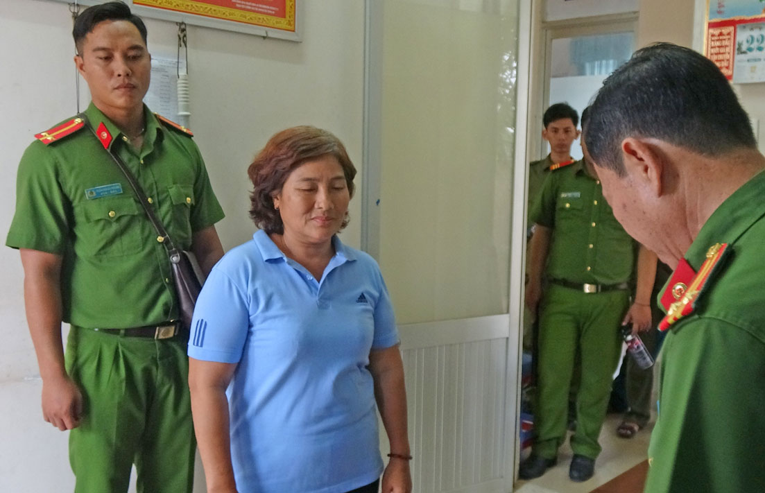 Cơ quan Cảnh sát điều tra Công an huyện Bến Lức đọc lệnh bắt Nguyễn Thị Lê