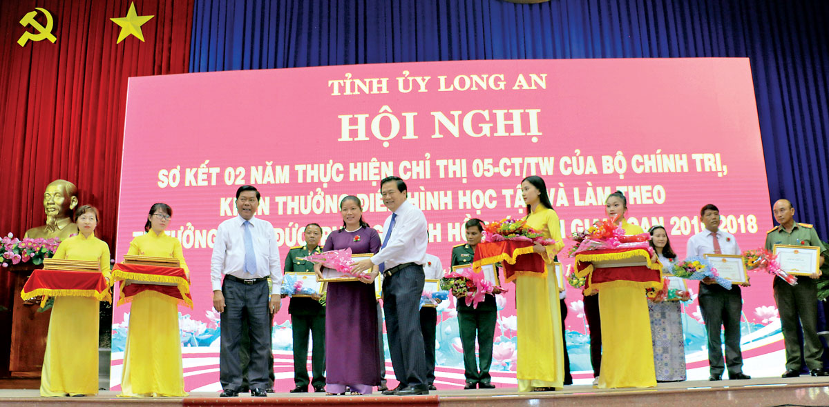 Bí thư Tỉnh ủy, Chủ tịch HĐND tỉnh - Phạm Văn Rạnh cùng Chủ tịch UBND tỉnh - Trần Văn Cần tặng hoa, bằng khen cho đại diện tập thể có thành tích trong thực hiện Chỉ thị 05-CT/TW của Bộ Chính trị, giai đoạn 2016-2018