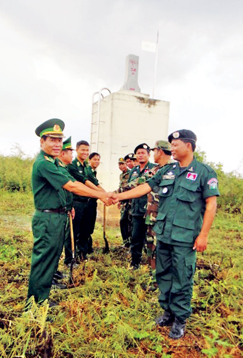 Bộ đội Biên phòng Long An thực hiện công tác đối ngoại, trao đổi tình hình với lực lượng bảo vệ biên giới  nước bạn Campuchia