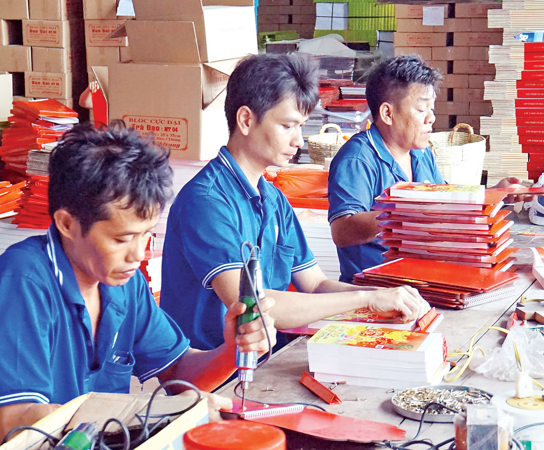 Dưới sự lãnh đạo của Đảng, công nhân Công ty Cổ phần In Long An luôn nỗ lực hoàn thành tốt nhiệm vụ được giao