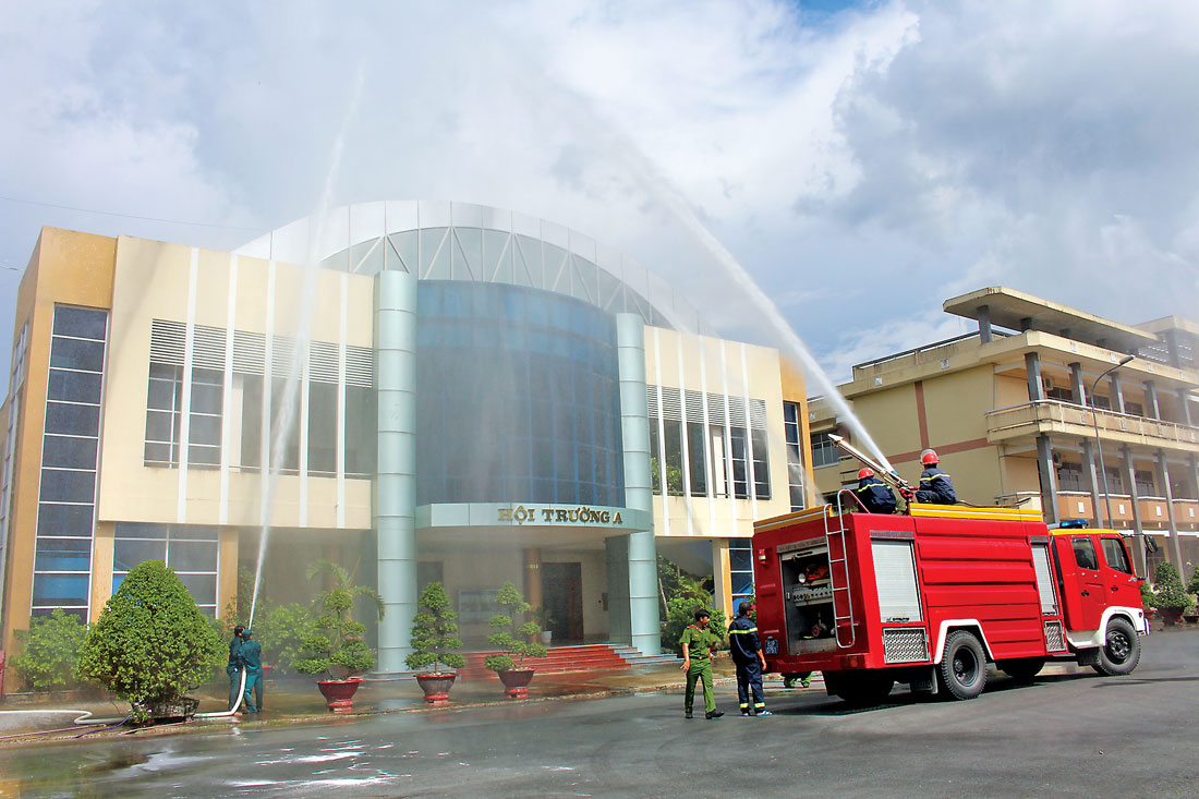 Phòng Cảnh sát phòng cháy, chữa cháy và cứu nạn, cứu hộ Công an tỉnh diễn tập chữa cháy tại Trường Chính trị Long An