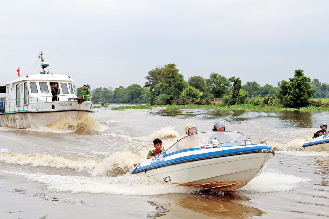 Tuần tra phòng, chống tội phạm và buôn lậu  trên sông Vàm Cỏ Đông, huyện Đức Hòa