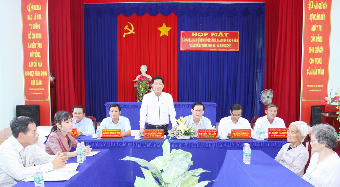 Bí thư Huyện ủy, Chủ tịch HÐND huyện - Nguyễn Việt Cường gặp gỡ các gia đình chính sách ở Long Khê