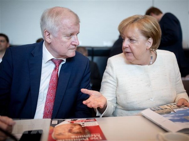 Thủ tướng Đức Angela Merkel (phải) và Chủ tịch CSU kiêm Bộ trưởng Nội vụ Đức Horst Seehofer. (Ảnh: AFP/TTXVN)  Kết quả cuộc thăm dò mới nhất do hãng DeutschlandTrend thực hiện và được Đài truyền hình ARD công bố tối 11/10 cho thấy tỷ lệ ủng hộ đối với đại liên minh cầm quyền giữa liên đảng bảo thủ Liên minh Dân chủ/Xã hội Cơ đốc giáo (CDU/CSU) của Thủ tướng Đức Angela Merkel với đảng trung tả Dân chủ Xã hội Đức (SPD) đã giảm xuống mức thấp nhất trong lịch sử.  Cụ thể, nếu cuộc tổng tuyển cử tại Đức được tổ chức vào ngày 14/10 tới, liên đảng cầm quyền CDU/CSU sẽ chỉ nhận được 26% số phiếu ủng hộ, giảm 0,3% so với kết quả thăm dò cũng do hãng trên thực hiện hồi tháng Chín vừa qua và là mức thấp chưa từng có đối với hai đảng này.  Trong khi đó, tỷ lệ ủng hộ đảng Xanh tăng 0,3% lên 17%, mức cao nhất kể từ tháng 5/2017 và sẽ đứng thứ hai trong cuộc tổng tuyển cử trên toàn quốc. Đứng thứ ba là đảng Sự lựa chọn vì nước Đức (AfD) theo đường lối cực hữu và bài ngoại với 16% số phiếu ủng hộ (không thay đổi so với kết quả thăm dò trước), vượt đảng SPD (nhận được 15% số phiếu ủng hộ - giảm 0,3%).  [Đức: Tỷ lệ ủng hộ đảng CSU giảm mạnh trước bầu cử bang Bavaria]  Tỷ lệ cử tri ủng hộ đảng Dân chủ Tự do (FDP) và đảng Cánh tả đều là 10%. Cũng giống như CDU/CSU, tỷ lệ ủng hộ SPD cũng ở mức thấp nhất từ trước đến nay.  Theo kết quả thăm dò, cứ 4 người được hỏi có một người tin rằng Chính phủ Đức đang điều hành tốt mọi công việc. Khoảng 24% số người được hỏi cho biết họ hài lòng hoặc rất hài lòng với hoạt động của Chính phủ Đức, so với 76% tỏ ra ít hài lòng hoặc không hài lòng chút nào.  Khi được hỏi về các chính sách cụ thể của chính phủ, 73% số người được hỏi cho biết họ không hài lòng với chính sách về khí hậu của chính phủ; 68% có quan điểm không ưa chính sách người tị nạn và di cư; 68% không thích chính sách lương hưu và xã hội của chính phủ liên bang. Trong khi đó, 59% số người được hỏi tỏ ra hài lòng với các chính sách kinh tế của chính phủ.  Kết quả thăm dò được công bố ngay trước thềm cuộc bầu cử tại bang Bavaria, dự báo về một kịch bản tồi tệ cho liên minh CDU/CSU./.