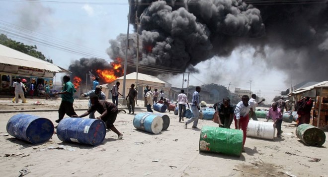 Ảnh minh họa: Hiện trường một vụ cháy nổ đtrạm xăng dẫn dầu ở Somalia, năm 2015. (Nguồn: Reuters)