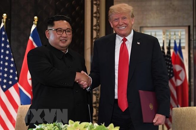 Tổng thống Mỹ Donald Trump (phải) và nhà lãnh đạo Triều Tiên Kim Jong-un tại hội nghị thượng đỉnh ở Singapore ngày 12/6. (Nguồn: AFP/TTXVN)