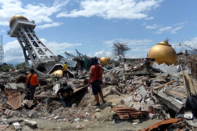 Nhân viên cứu hộ tìm kiếm nạn nhân sau trận động đất ở Palu, Indonesia. (Nguồn: THX/TTXVN)