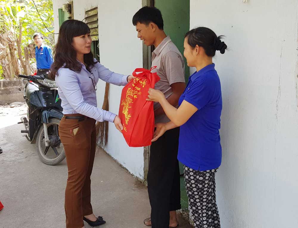 Hội Liên hiệp Thanh niên Việt Nam huyện Đức Hòa tặng quà cho khu trọ Phú Thọ ở xã Mỹ Hạnh Bắc