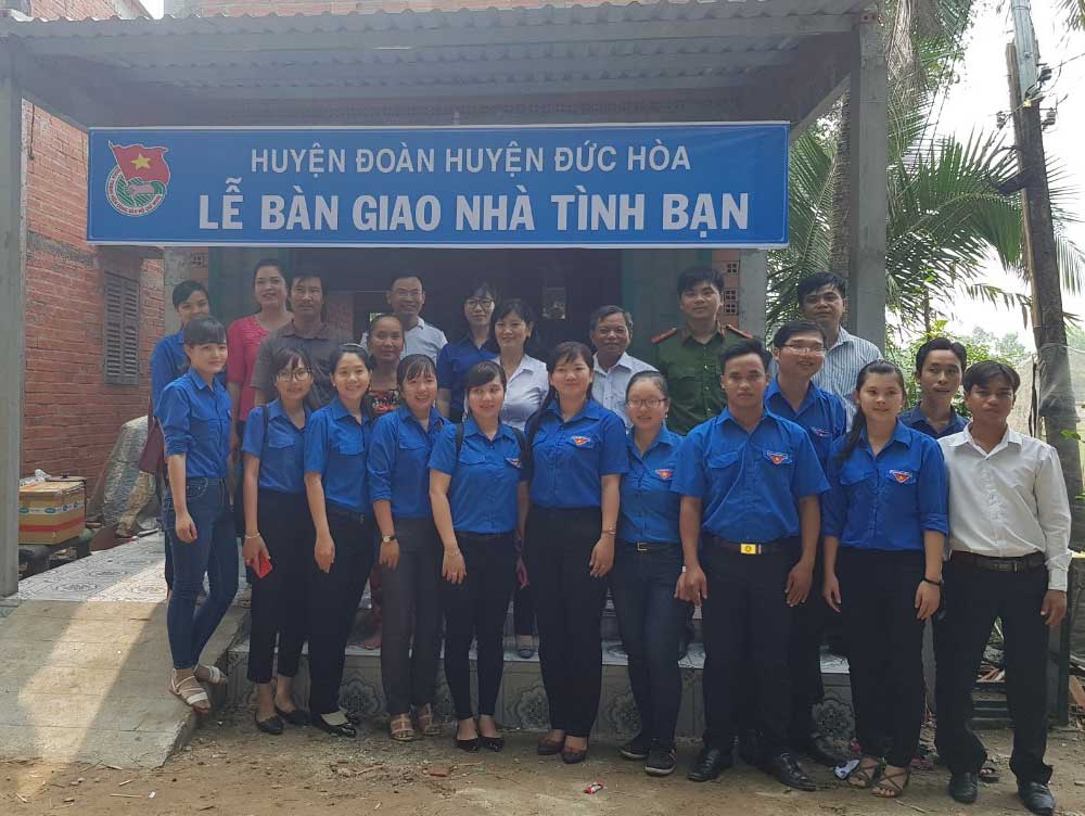 Năm 2018, Hội Liên hiệp Thanh niên Việt Nam huyện Đức Hòa phối hợp Đoàn Thanh niên tặng 8 căn nhà tình bạn, nhà nhân ái và nhà khăn quàng đỏ