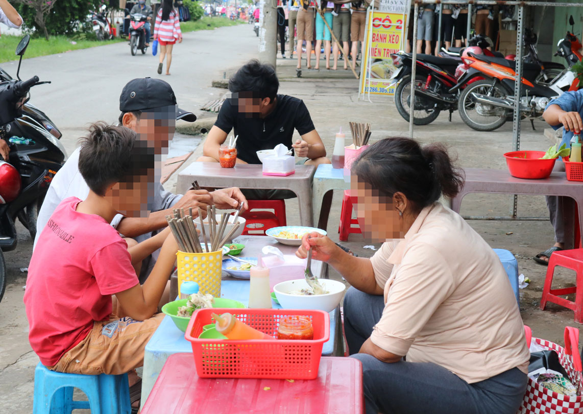 Thức ăn đường phố luôn tiềm ẩn những nguy cơ mất vệ sinh, an toàn thực phẩm