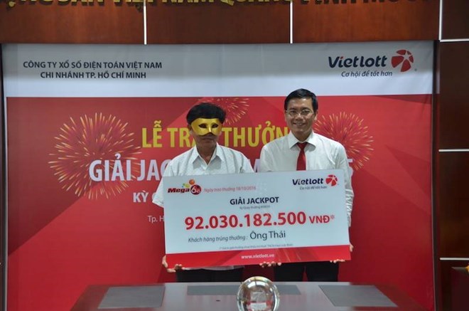 Ông Thái (bên trái) chủ nhân Jackpot Mega 6/45 đầu tiên trị giá hơn 92 tỷ đồng. (Ảnh: Vietlott)