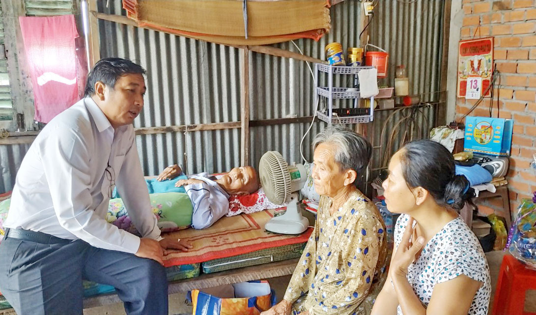 Đại diện ngành điện đến thăm hỏi sức khỏe ông Mai Văn Chẵn (ảnh do Cty Điện lực Long An cung cấp)