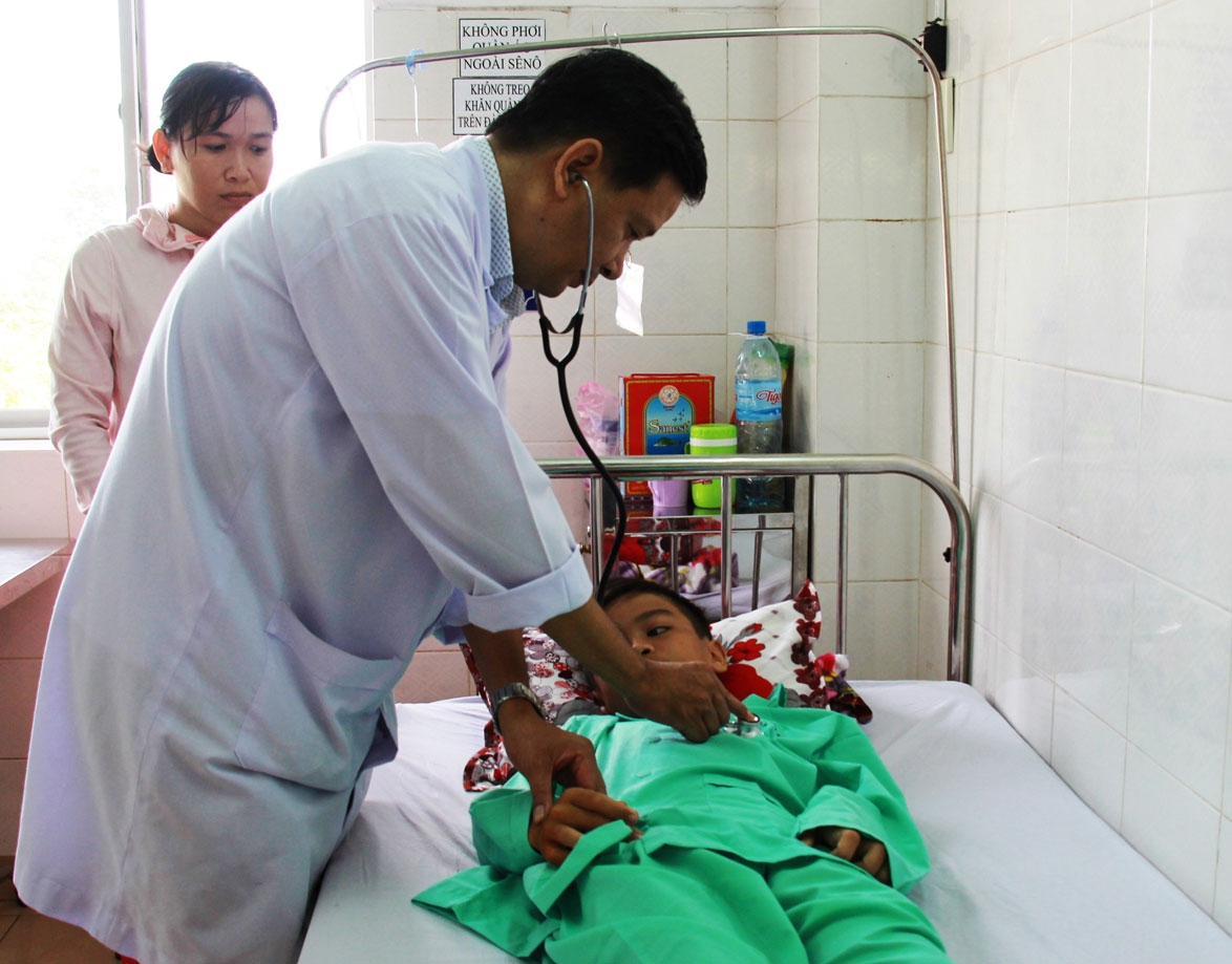 Bác sĩ thăm khám sức khỏe cho học sinh bị tai nạn điện