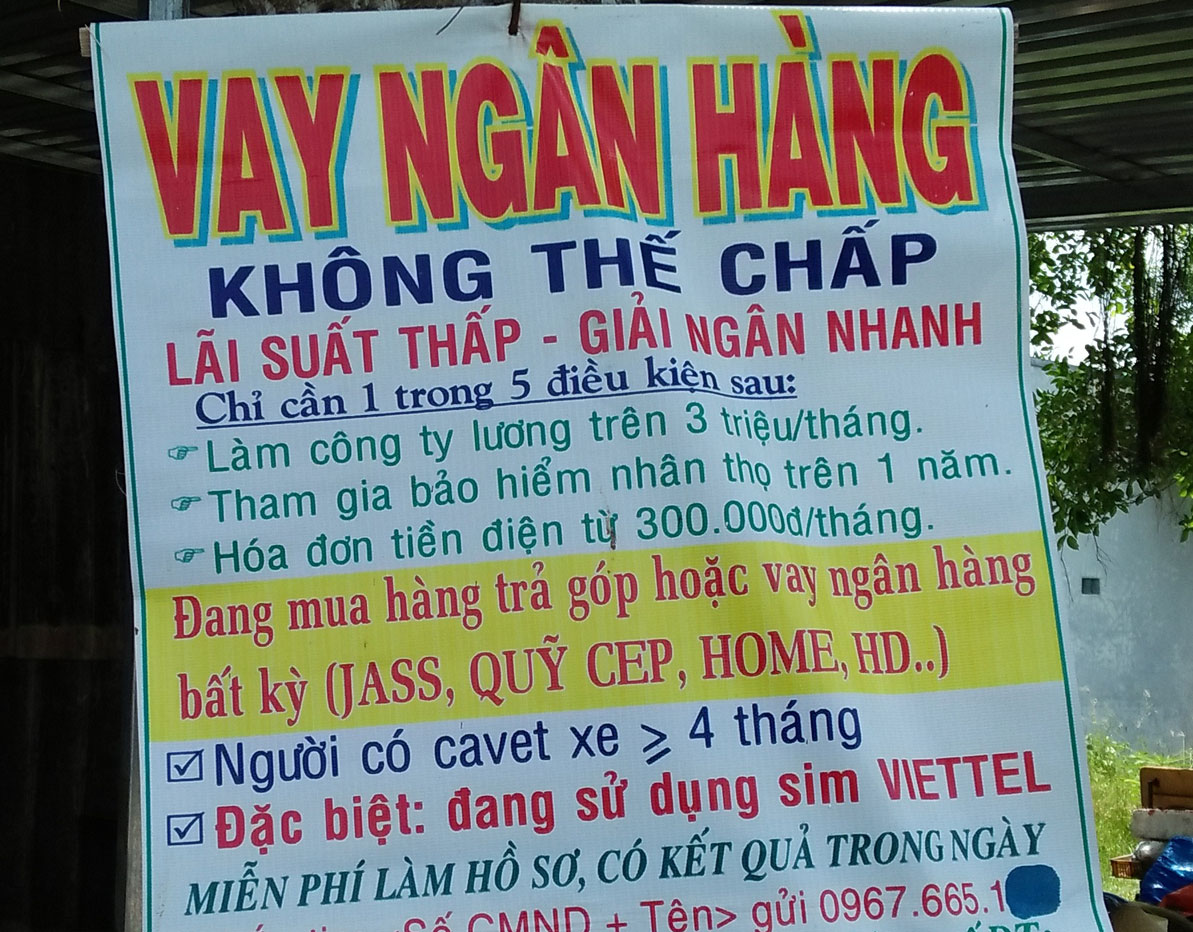 Những thông báo cho vay tiền treo ở nhiều nơi với điều kiện vay dễ dàng, nhanh chóng nhưng rất mập mờ như thế này dễ nhìn thấy ở nhiều tuyến đường, bờ rào, gốc cây,...