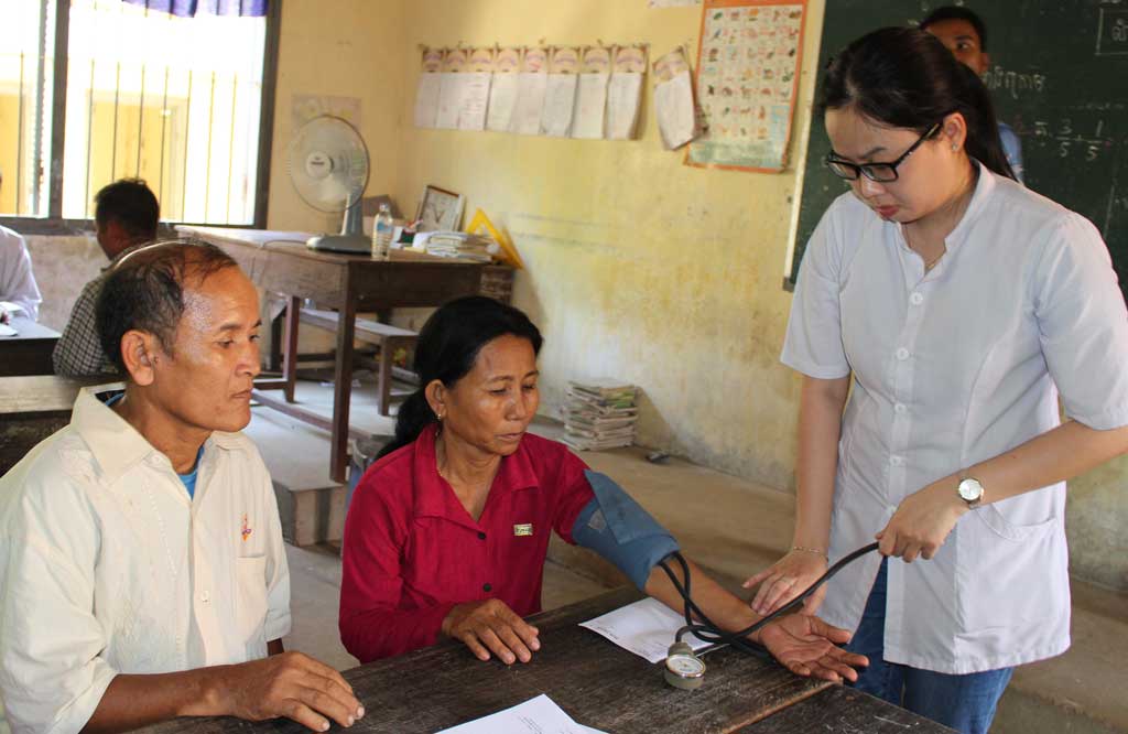 Đoàn y, bác sĩ Long An khám bệnh, phát thuốc miễn phí cho người nghèo ở tỉnh Svay Rieng (Vương quốc Campuchia)