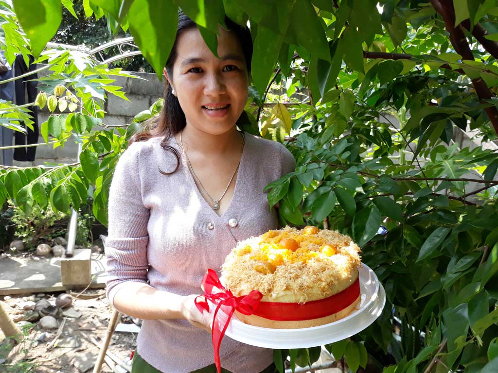 Chị Nguyễn Thị Quỳnh Như với sản phẩm bánh bông lan trứng muối, bánh rau câu sinh nhật,... được trang trí cầu kỳ, đẹp mắt
