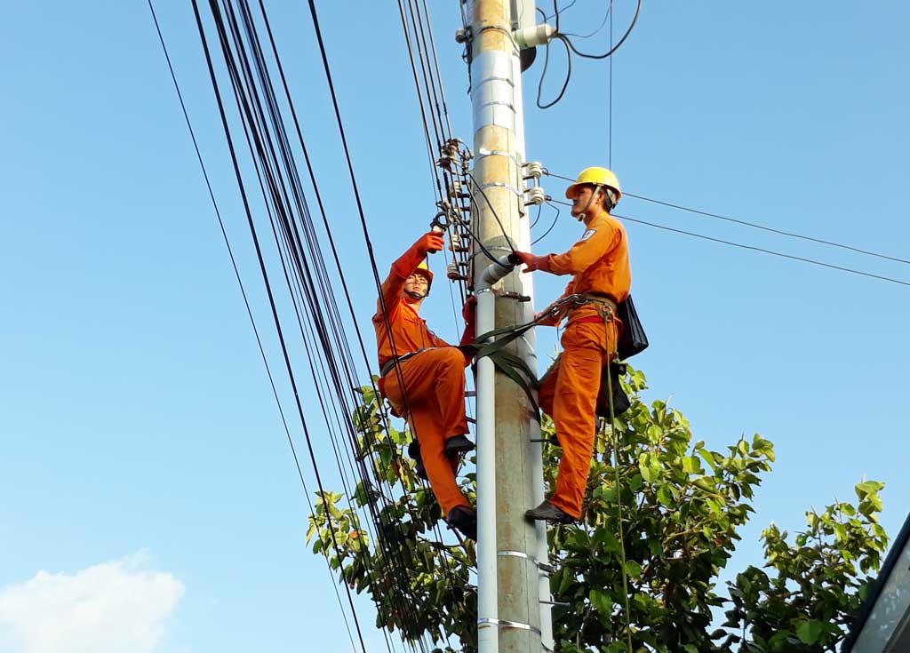 Ngành điện thường xuyên bảo trì, sửa chữa lưới điện nhằm bảo đảm an toàn, cung cấp đầy đủ điện sinh hoạt và sản xuất cho người dân trong mùa mưa, bão