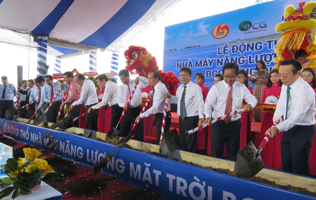 Tạo dựng niềm tin cho doanh nghiệp - Cốt lõi trong thu hút đầu tư Đại biểu thực hiện nghi thức khởi công dự án Nhà máy Năng lượng mặt trời BDG Băng Dương
