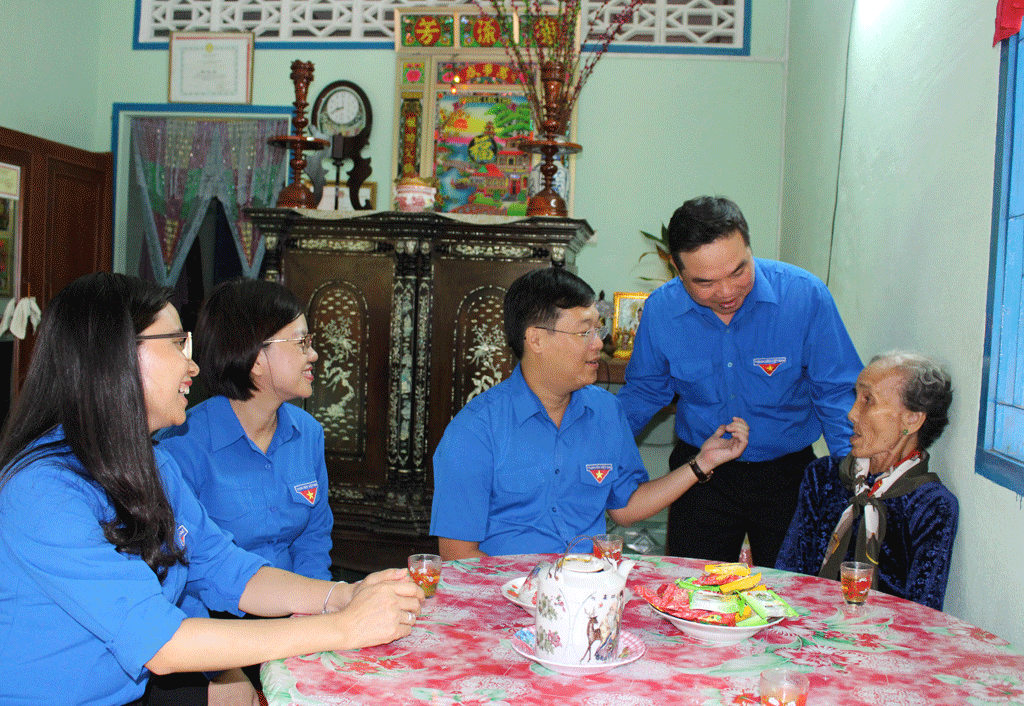 Đoàn viên, thanh niên thăm, tặng quà Mẹ Việt Nam Anh hùng