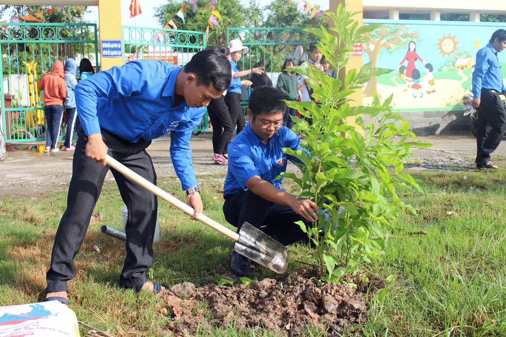 Đoàn viên, thanh niên trồng cây bảo vệ môi trường