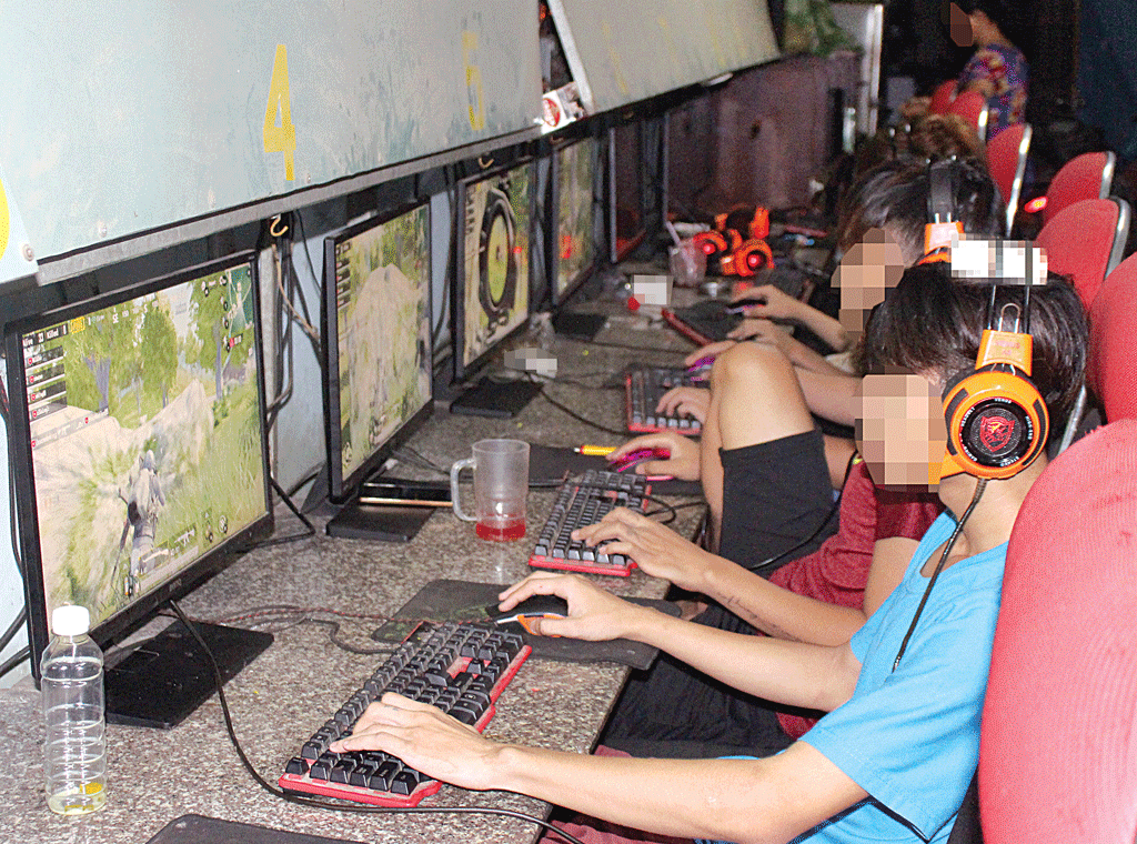 Dù đêm khuya nhưng các game thủ vẫn “lâm trận” với những trò chơi trực tuyến