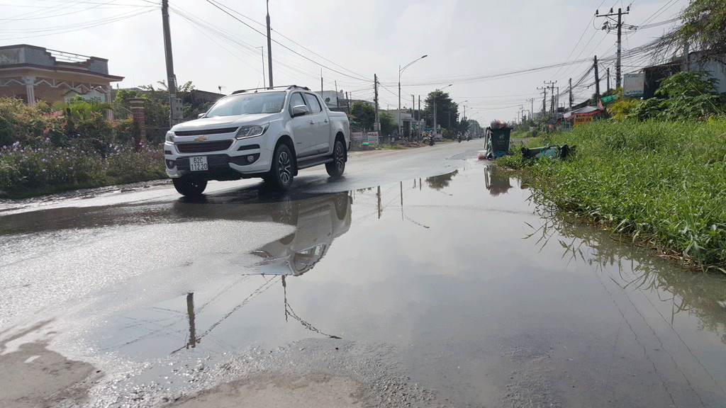 Tình trạng nước ngập kéo dài hàng tháng trên đường tỉnh 835, có đoạn nước ngập ra đến giữa đường