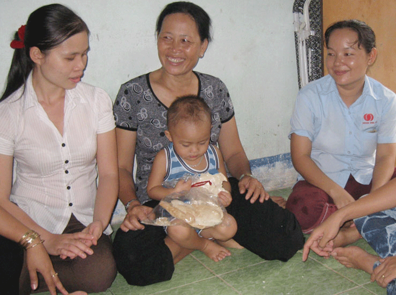 Bà Lương Thị Ngoai (ngồi giữa) - chủ nhà trọ Thiên Lý, xã Đức Lập Hạ, huyện Đức Hòa, luôn chia sẻ khó khăn, xem công nhân như con cháu trong nhà