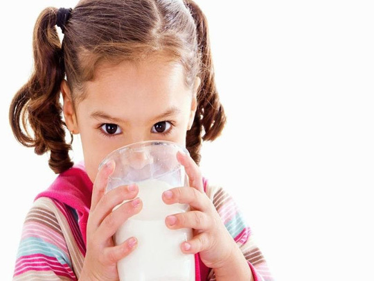 Nếu không muốn có tác dụng phụ khi uống sữa, mọi người căn cứ vào tình trạng sức khỏe. Ảnh: Internet