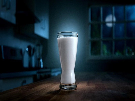 Uống sữa vào buổi tối là lựa chọn tốt cho sức khỏe. Ảnh: Internet