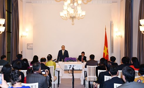 Thủ tướng Nguyễn Xuân Phúc nói chuyện với cán bộ, nhân viên Đại sứ quán, đại diện bà con Việt kiều tại Đan Mạch