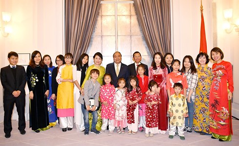 Thủ tướng Nguyễn Xuân Phúc và Phu nhân chụp ảnh kỷ niệm với cán bộ, nhân viên Đại sứ quán Việt Nam tại Đan Mạch