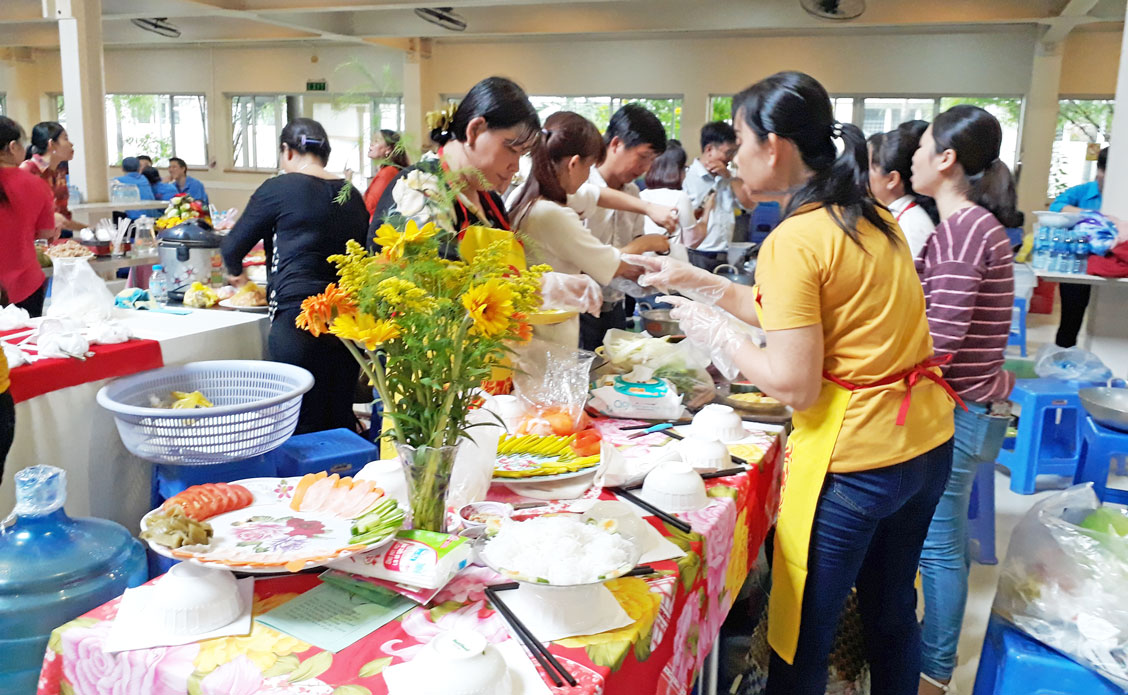 Nhiều hoạt động chăm lo cho nữ công nhân viên chức, lao động Tổ chức các hoạt động cắm hoa, nấu ănchào mừng các ngày phụ nữ 8/3, 20/10,...