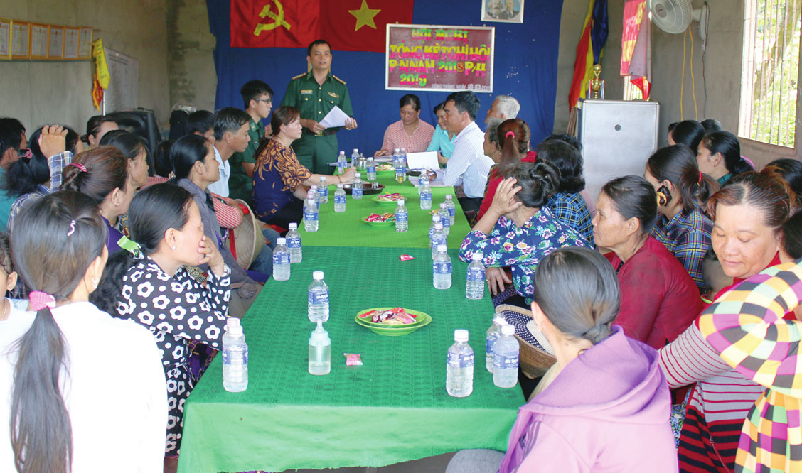 Đồn Biên phòng Sông Trăng phối hợp Hội Liên hiệp Phụ nữ Việt Nam xã Hưng Hà tuyên truyền đến hội viên, phụ nữ